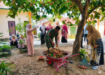 Gotong Royong Babinsa dan PKK Ciptakan Lingkungan Sehat di Puskesmas Rantau Selamat