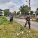 BABINSA DESA LAMA MELAKSANAKAN GOTONG ROYONG BERSAMA WARGA MEMBERSIHKAN JALAN PROTOKOL