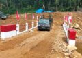 Sinergi TNI dan Rakyat Percepat Pembangunan Kembali Jembatan Aramco di Desa Bair