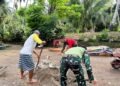 Hari Libur,Satgas TMMD Pariaman Bersama Warga Tetap Lanjutkan Renovasi RTLH  Milik Ibu Leni Marlina