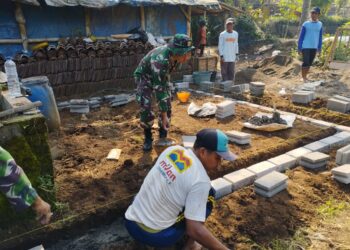 Bangun Fasilitas MCK, Babinsa Desa Binangun Gotong Royong Bantu Warga Demi Tingkatkan Sanitasi Lingkungan