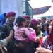 PRAJURIT KORPS MARINIR TUNJUKKAN SISI HUMANIS DALAM PENGAMANAN MAY DAY DI MONAS