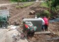 Babinsa Gotong Royong Bersama Warga Percepat Pembangunan Jembatan Garuda
