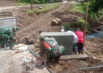 Babinsa Gotong Royong Bersama Warga Percepat Pembangunan Jembatan Garuda