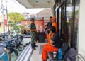 Komsos Dengan Petugas PPSU,Babinsa Koramil 01/TS Ingatkan Kebersihan Lingkungan