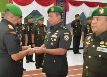 Danrem 161/Wira Sakti Pimpin Sertijab Kasrem dan Kasipers, Soroti Pentingnya Sinergi dan Kekompakan Satuan