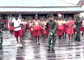 Koops TNI Habema Gelar Bhakti Pertiwi Hardiknas 2026 di SDN 1 Pomako