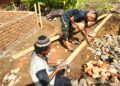 Manunggal Bersama Rakyat, Satgas TMMD Ke-128 Gotong Royong Lanjutkan Pembangunan RTLH Milik Ibu Leni Marlina