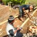 Manunggal Bersama Rakyat, Satgas TMMD Ke-128 Gotong Royong Lanjutkan Pembangunan RTLH Milik Ibu Leni Marlina