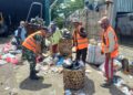 Tumpukan Sampah di Kel. Rawa Badak Utara Dibersihkan Babinsa Bersama Komduk