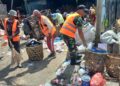 Tumpukan Sampah di Kel. Rawa Badak Utara Dibersihkan Babinsa Bersama Komduk