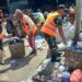 Tumpukan Sampah di Kel. Rawa Badak Utara Dibersihkan Babinsa Bersama Komduk