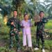 Manfaatkan Waktu Luang, Anggota Satgas TMMD Bantu Warga Meraut Sapu Lidi