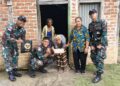 Sapa Warga Tebar Bahagia, Satgas Pamtas Yonarhanud 2 Kostrad Salurkan Sembako dan Pakaian