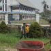Babinsa dan Kepling Bersatu, Gotong Royong Bersihkan Jalan Gereja HKBP Parongil
