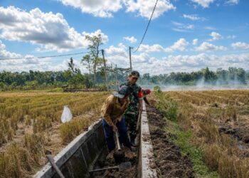 Jaga Produktivitas Pertanian, Babinsa dan Warga Normalisasi Saluran Irigasi