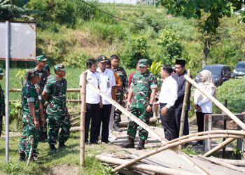 Danrem 081/DSJ Di Dampingi Dandim 0808/Blitar, Tinjau Lokasi Jembatan Garuda Perintis Yang Akan Dibangun