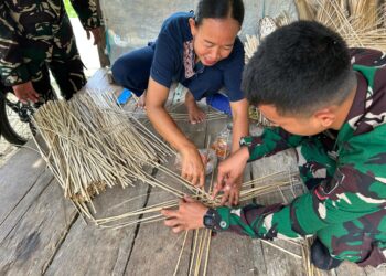 Bantu Warga Membuat Keranjang Arang,Satgas Dukung Perekonomian Desa