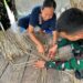 Bantu Warga Membuat Keranjang Arang,Satgas Dukung Perekonomian Desa