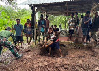 Benteng Kedaulatan, Dekapan Persaudaraan: Satgas Pamtas Yonarhanud 2 Kostrad Bantu Warga Berduka Di Desa Inbate
