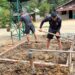 Prajurit Satgas Menantang Terik Matahari Demi Air Bersih Warga Gebang