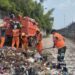 Bersama Komduk,Babinsa Koramil 06/KG Sapu Bersih Sampah di TPS Sementara Rawa Sengon