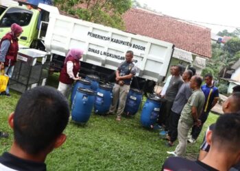 DLH Kabupaten Bogor Serahkan Bantuan Pengelolaan Sampah kepada Yonkes 1 Kostrad