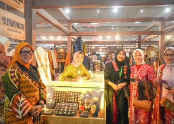 Antusiasme Pengunjung Warnai Booth Helsgallery pada Pembukaan Pameran UMKM Persit Bisa Vol. II