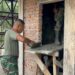 TMMD 128 Gebang,Satgas Lanjutkan Plester Dinding MCK