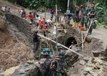 Di Tengah Terik dan Debu, Satgas TMMD Kodim Purbalingga Bangun Harapan Warga Lewat Jembatan Desa