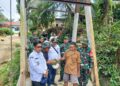 Danramil 08/RP Bersama Warga Bangun Jembatan Garuda, Wujud Kepedulian TNI di Pelosok Bilah Barat