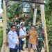 Danramil 08/RP Bersama Warga Bangun Jembatan Garuda, Wujud Kepedulian TNI di Pelosok Bilah Barat
