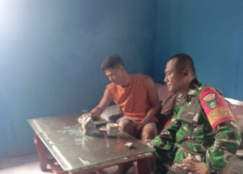 Tingkatkan Kepedulian Lingkungan, Babinsa Laboh Himbau Warga Agar Tidak Buang Sampah Sembarangan Ke Laut