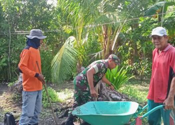 Tingkatkan Kepedulian Lingkungan, Babinsa Laboh Himbau Warga Agar Tidak Buang Sampah Sembarangan Ke Laut