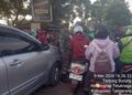 Mengurai Kemacetan Arus Lalin,  Babinsa Turun ke Jalan Bantu Personel Lantas Polsek Teluk Naga