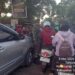 Mengurai Kemacetan Arus Lalin,  Babinsa Turun ke Jalan Bantu Personel Lantas Polsek Teluk Naga