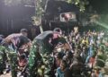 Nonton Bareng Film Edukasi, Satgas TMMD Bagikan Makanan Bergizi kepada Anak-Anak Kampung Keakwa