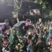 Nonton Bareng Film Edukasi, Satgas TMMD Bagikan Makanan Bergizi kepada Anak-Anak Kampung Keakwa