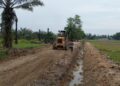 Alat Berat Grader Dikerahkan Melakukan Pengerasan Badan Jalan 1500 M di Pasar Rawa