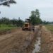 Alat Berat Grader Dikerahkan Melakukan Pengerasan Badan Jalan 1500 M di Pasar Rawa
