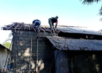 Wujudkan Hunian Layak, Babinsa Kanigoro Bahu Membahu Perbaiki Rumah Warga