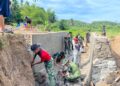 Semangat Kebersamaan, Satgas TMMD Ke 128 Kebut Pembangunan Jembatan Plat di Wilayah Pariaman