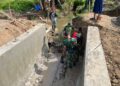 Semangat Kebersamaan, Satgas TMMD Ke 128 Kebut Pembangunan Jembatan Plat di Wilayah Pariaman