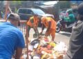 Bau Sampah Bukan Halangan Bagi Babinsa dan Komduk Wujudkan Lingkungan ASRI di Wilayah Kel. Rawa Badak Utara