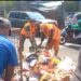 Bau Sampah Bukan Halangan Bagi Babinsa dan Komduk Wujudkan Lingkungan ASRI di Wilayah Kel. Rawa Badak Utara