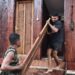 Satgas TMMD Tuntaskan Pemasangan Pintu MCK Umum di Kampung Keakwa