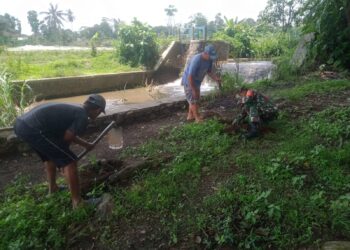 Jaga Kelestarian Alam, Babinsa Jambewangi Dan Warga Bersinergi Bersihkan Sumber Air Serta Tanam Pohon