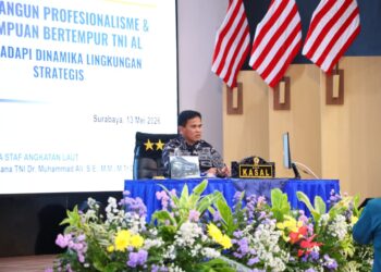 DISURABAYA, PANGKORMAR IKUTI PENGARAHAN KASAL KEPADA PERWIRA TNI AL