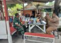 Babinsa Kelurahan Mabar Laksanakan Anjangsana Bersama Aparatur Kelurahan Cek Kesiapan Poskamling
