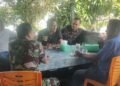 Ngobrol Santai di Warung Kopi, Babinsa dan Kanit Reskrim Bahas Keamanan hingga Kenakalan Remaja di Parongil